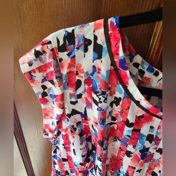 Floral maternity blouse with back zipper and cap sleeves, size large - Picture 3 of 7